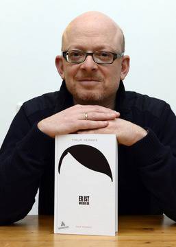 Сатиричен роман за Хитлер разцепва