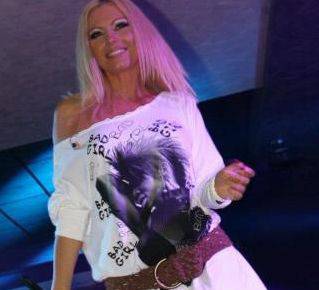 Камелия удари всички в земята с нова визия (снимки)