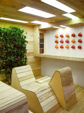 Внезапен модулен офис изниква от рециклирани палета и корабен контейнер