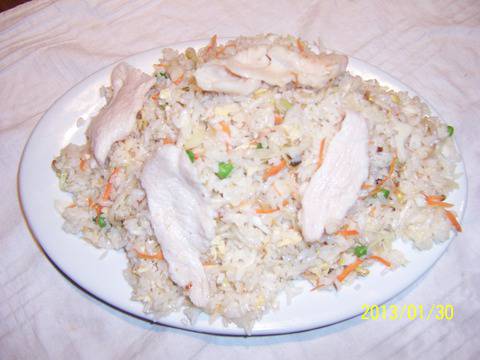 Пържен ориз с пилешко, зеленчуци и яйца