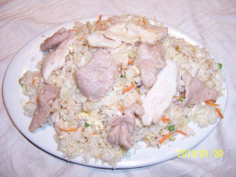 Пържен ориз с три вида месо, зеленчуци и яйца