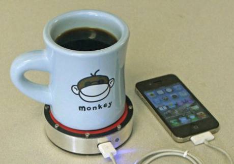 onE Puck – устройство за зареждане на мобилен телефон от чаша горещо кафе