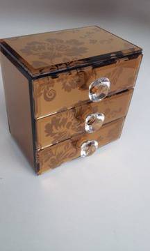 Бижутерийни кутии. Различни видове и размери.