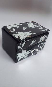 Бижутерийни кутии. Различни видове и размери.