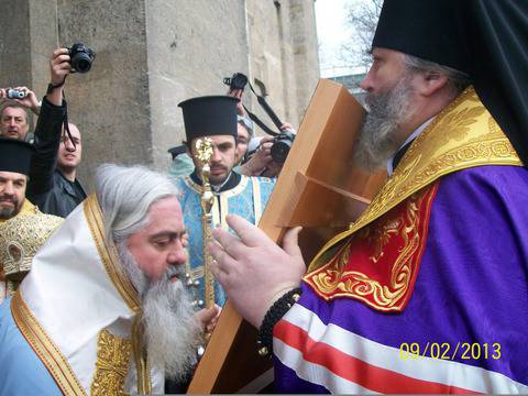 Златен кръст помага на Кирил за патриарх
