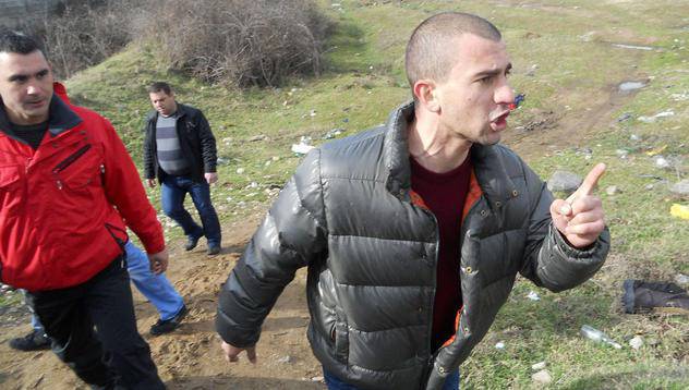 Роми със свалени гащи играят кючек на гробищата в Петрич