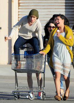 Тейлър Суифт в екстремно каране на пазарска количка