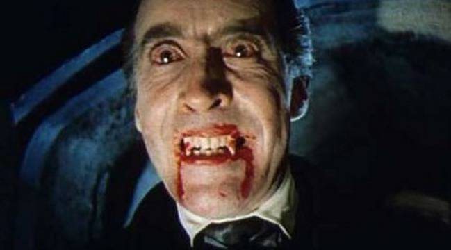 Новият граф Дракула си реже вените, за да пие кръв