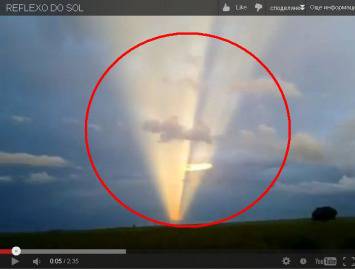 Шокиращо! Светлинен лъч изхвърли цял ТИР от пътното платно (видео)