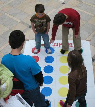 Упражни баланса си с игра на туистър