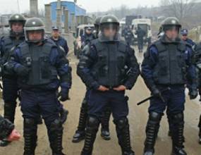 Ексклузивно: Охранители стрелят с пистолети на масов бой на ММА състезание