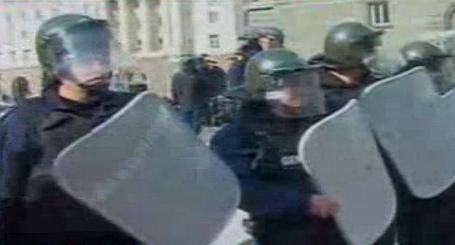 Борисов и Плевнелиев се скриха от гнева на народа