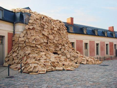 Японски художник зарина Версай с дървени щайги