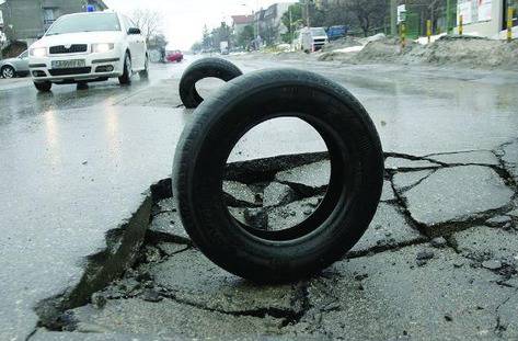 Кърпят дупките по варненските улици