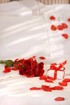 Романтична декорация на спалнята с рози за Свети Валентин