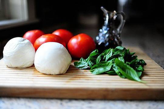 Салата Капрезе – стъпка по стъпка в снимки