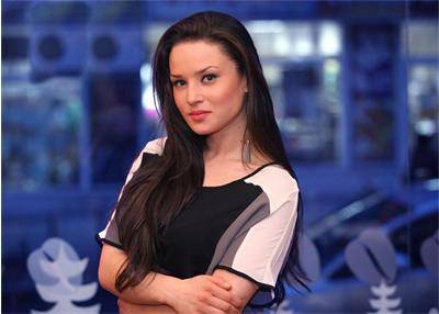 Криста пуска нов вариант на парчето си със Спенс