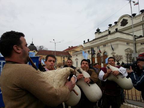 Искат Бойко с гайди и трактори
