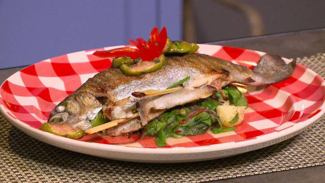 Пъстърва със смокини и лапад