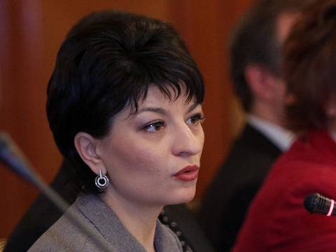 Атанасова подписа договорите за финансиране на болниците