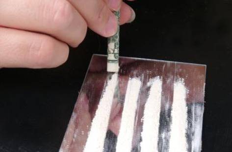 Наемат доброволци за смъркане на кокаин