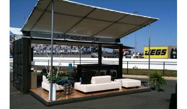 Транспортен контейнер се превръща в парти център със соларно захранване