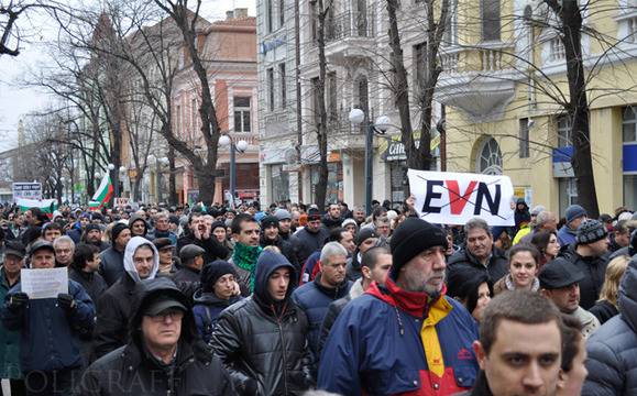 Хиляди българи у нас и в чужбина излизат на протест
