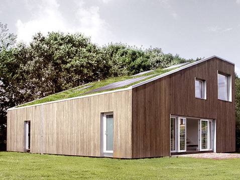 Идеална вила: къща със зелен покрив и соларни панели