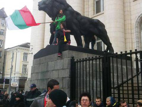 Български флаг се развя пред Съдебната палата