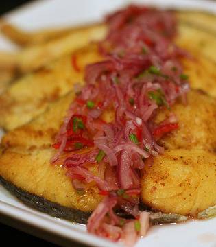 Скумрия на скара с лук