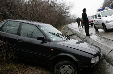 Пиян шофьор се натресе в каменна ограда
