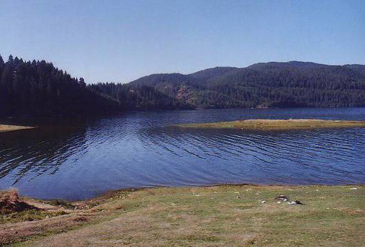 На къмпинг край язовир Доспат