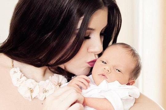 Имоген Томас показа дъщеря си