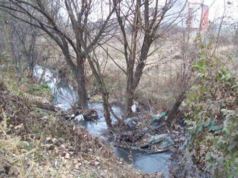 Намериха труп на мъж, захвърлен в дере