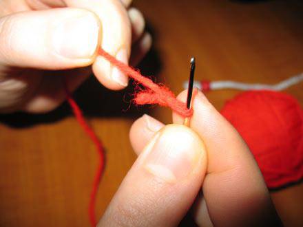 Как се прави лесна мартеничка на една кука – Видеоурок