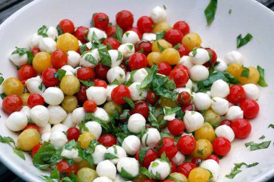 Салата Капрезе с моцарелени топки