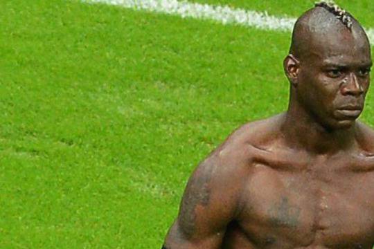 Марио Балотели поръча статуя на себе си