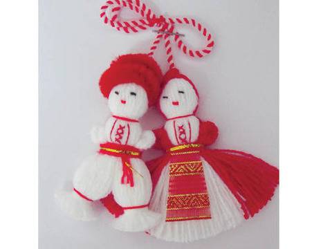 Деца от Плевен правят мартенички за връстници в нужда