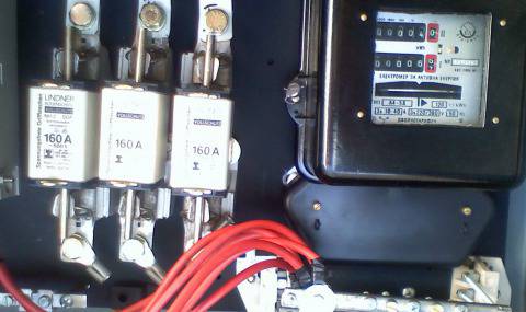 Неизвестен унищожава електромери в Шумен