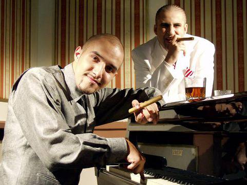 Румънеца и Енчев записаха химн на протеста: „Аз съм много луд (Оставам тук)“