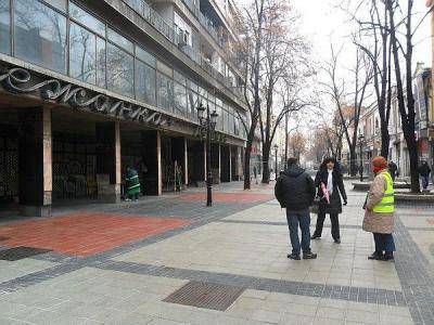 Изринаха купища боклуци от бившия „Детмаг“ в Пловдив