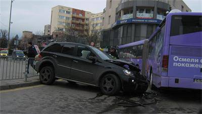 Катастрофа между джип и автобус затвори Студентски град