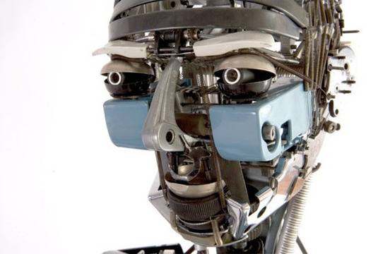 Роботи – скулптури, направени от стари пишещи машини