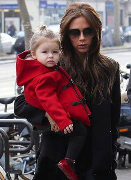 Харпър Бекъм с колекция обувки за 1500 паунда