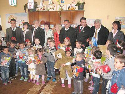 36 кашона играчки за децата на община Якоруда от фондация „Качество на живот“