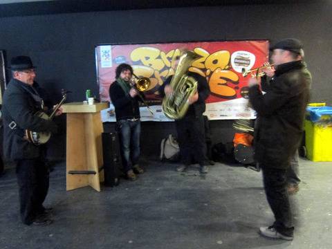 БЕЛИ БАЙТОВЕ ЗА ЧЕРНИ ДНИ