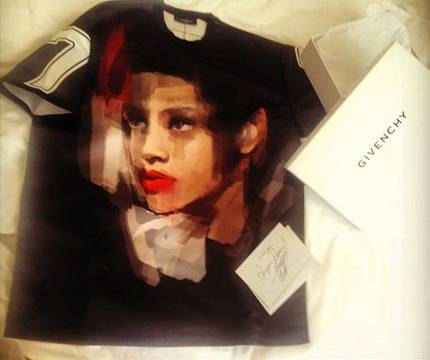 Givenchy създаде тениска с лика на Риана видяна 2774 коментари 0