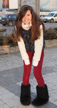 Червени джинси и космати ботушки