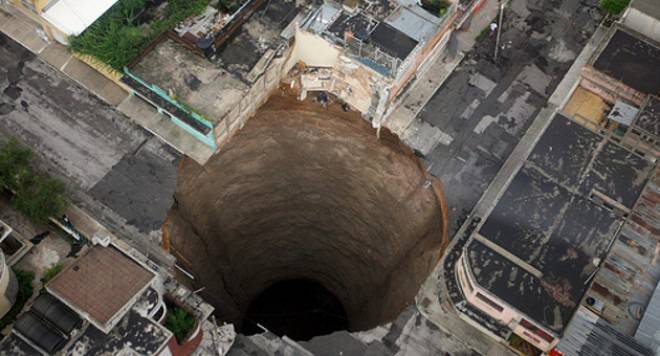 Дупка се отвори под къща и погълна спалнята