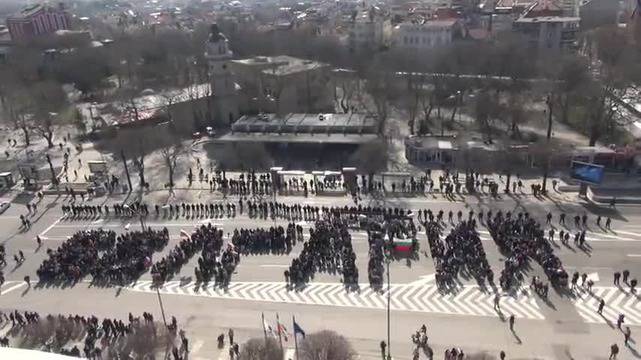 Трети 3 март 2013 Варна пред Катедралата – С телата си хора изписаха България
